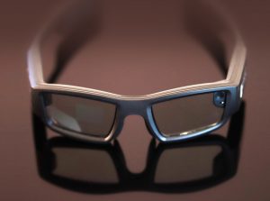 Smart glasses that display speech subtitles for deaf people