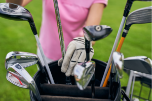 female golfer chooses golf club