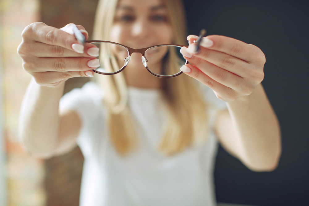 How to Get Rid of Glasses or Contact Lenses - Centre For Sight